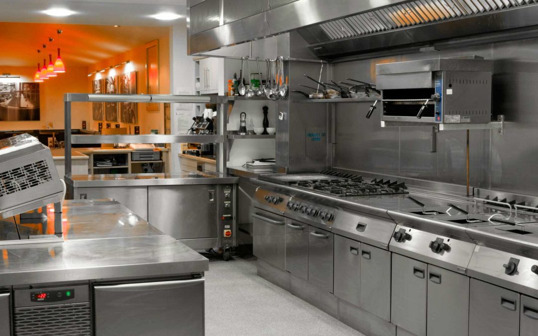 Cocina industrial profesional con campana extractora